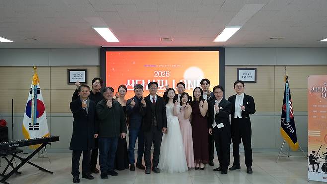 인천가톨릭대학교 RISE사업추진단이 에몬스가구 본사 세미나실에서 연 '신년음악회' 참여 예술가들이 기념촬영을 하고 있다.