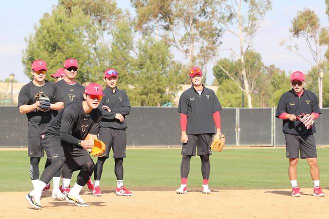 KIA 타이거즈 선수단이 지난해 1월 25일 미국 어바인에서 열린 스프링캠프에서 내야 수비 훈련을 소화하고 있다. /사진=KIA 타이거즈 제공