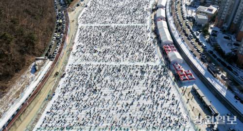 ◇개막 15일째인 24일, 화천산천어축제를 방문한 수많은 관광객들이 산천어 얼음낚시를 즐기고 있다.