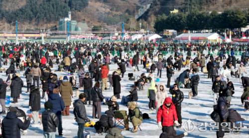 ◇개막 15일째인 24일, 화천산천어축제를 방문한 수많은 관광객들이 산천어 얼음낚시를 즐기고 있다.