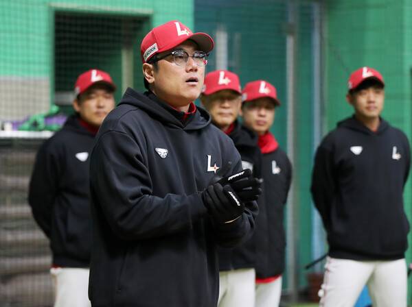 박정권 퓨처스 감독이 선수단과 만났다(사진=SSG)