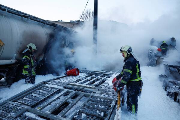 24일 우크라이나 키이우에서, 러시아의 드론 및 미사일 야간 공습으로 파손된 대형 트럭의 불을 소방관들이 진화하고 있다.2026. 01. 24 [로이터=연합뉴스]