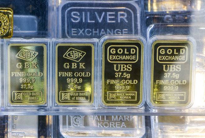 서울시내 금은방에 골드바와 실버바가 진열돼 있다. (사진=뉴시스)