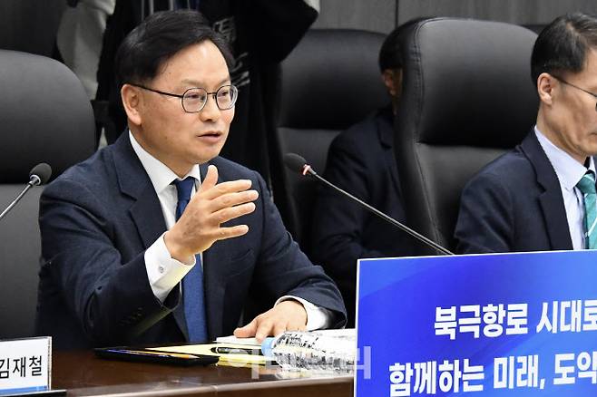 김성범 해수부 장관 직무대행이 지난 14일 부산 본관 대회의실에서 공공기관 업무보고를 주재하고 있다.(사진=해양수산부)