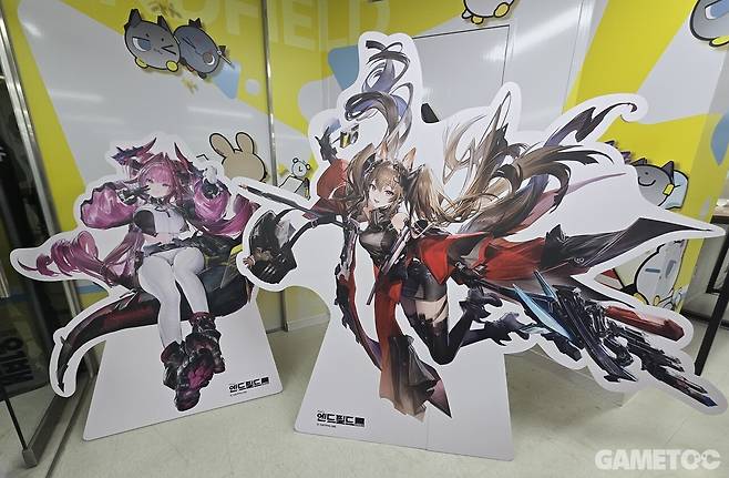 입구 앞에는 엔드필드 캐릭터들이 방문객들을 반겨준다. (사진= 문원빈 기자)