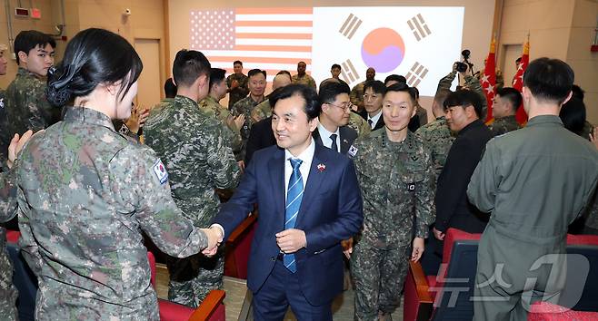 경기도 평택시 캠프 험프리스 한미연합군사령부를 찾은 안규백 국방부 장관이 장병들을 격려하고 있다. (국방부 제공. 재판매 및 DB 금지) 2026.1.6/뉴스1