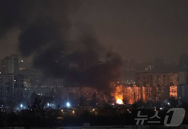 24일(현지시간) 우크라이나 키이우에서 러시아의 드론과 미사일 공격으로 인해 화재와 연기가 발생하고 있다. 2026.01.24 ⓒ 로이터=뉴스1 ⓒ News1 김지완 기자