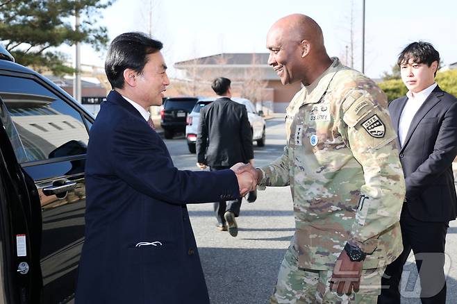 지난 1월 6일 경기도 평택시 캠프 험프리스 주한미군사령부를 찾은 안규백 국방부 장관이 제이비어 브런슨 주한미군사령관 겸 한미연합군사령관과 악수를 하고 있다. (국방부 제공. 재판매 및 DB 금지) 2026.1.6/뉴스1