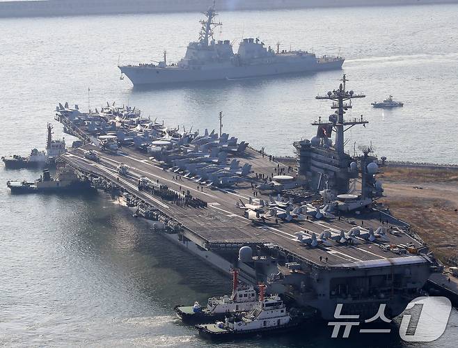 미국 해군 핵추진 항공모함 '조지워싱턴함'(CVN-73)이 지난해 11월 5일 오전 부산 남구 해군작전사령부 부산작전기지에 입항하고 있다. 길이 333m, 폭 78m, 무게 10만여 톤, 승조원 6000여 명에 달하는 니미츠급 항모인 조지워싱턴함은 항공기 80여 대를 탑재할 수 있어 '떠다니는 군사기지'로 불린다. 2025.11.5/뉴스1 ⓒ News1 윤일지 기자