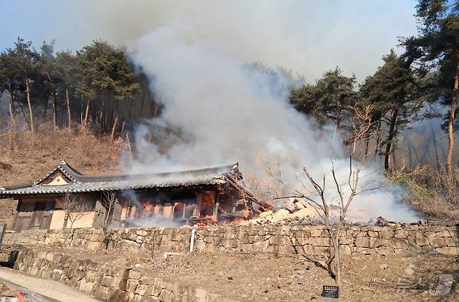 24일 오전 10시25분쯤 경북 영주시 풍기읍의 한 고택 화재 현장 (경북소방본부 제공. 재판매 및 DB금지) 2026.1.24/뉴스1