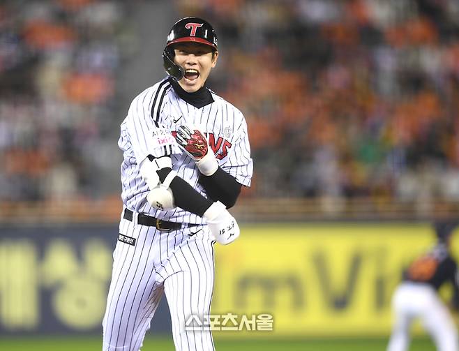 LG 홍창기가 27일 서울 잠실구장에서 열린 2025 KBO 포스트시즌 한국시리즈 2차전 한화와 경기 2회말 1사2루 역전 우중간 안타를 친 후 환호하고 있다. 잠실 | 최승섭기자 thunder@sportsseoul.com