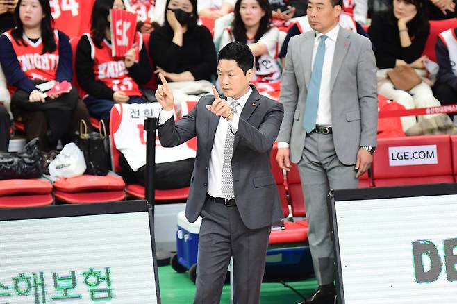 SK 전희철 감독이 울산동천체육관에서 열린 2025~2026 LG전자 프로농구 현대모비스전에서 비디오판독을 신청하고 있다. 사진 | KBL