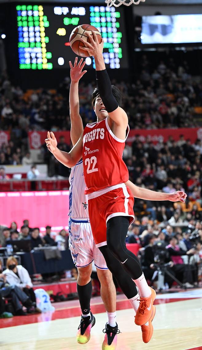 SK 오재현이 24일 서울 잠실학생체육관에서 열린 2025~2026 LG전자 프로농구 4라운드 한국가스공사전에서 레이업슛을 시도하고 있다. 사진 | KBL