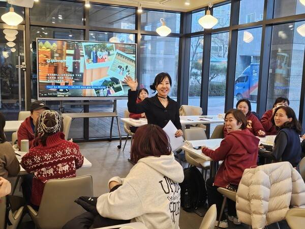 지난 22일 한국농구발전연구소가 다문화가정 어머니들의 서툰 언어 능력과 자녀와의 문화적 차이로 인한 소통의 단절, 이웃과의 관계 형성 문제를 해결하기 위해 준비한 특별강연 '글로벌 마더스, 희망을 말하다'를 성황리에 개최했다.(다문화 어머니 위한 '글로벌 마더스, 희망을 말하다' 특강 장면). /사진=한국농구발전연구소