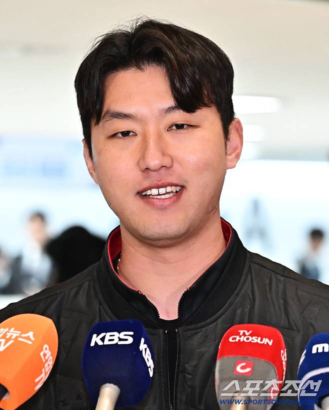 23일 오후 KIA 타이거즈 선수단이 김포공항을 통해 전지훈련이 열리는 일본으로 출국했다. 인터뷰하는 KIA 홍건희. 김포공항=송정헌 기자songs@sportschosun.com/2026.01.23/