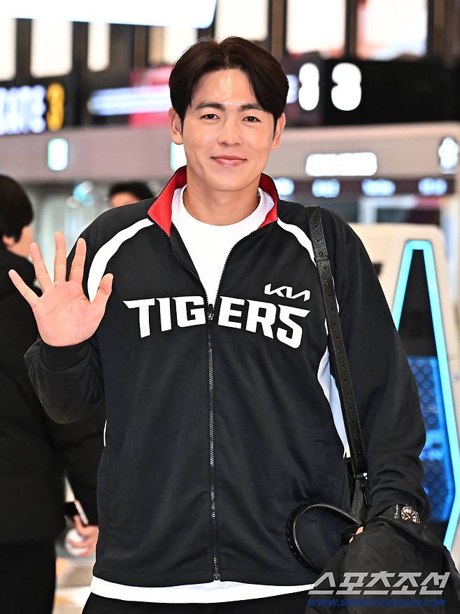 23일 오후 KIA 타이거즈 선수단이 김포공항을 통해 전지훈련이 열리는 일본으로 출국했다. 인사를 하고 있는 KIA 이태양. 김포공항=송정헌 기자songs@sportschosun.com/2026.01.23/