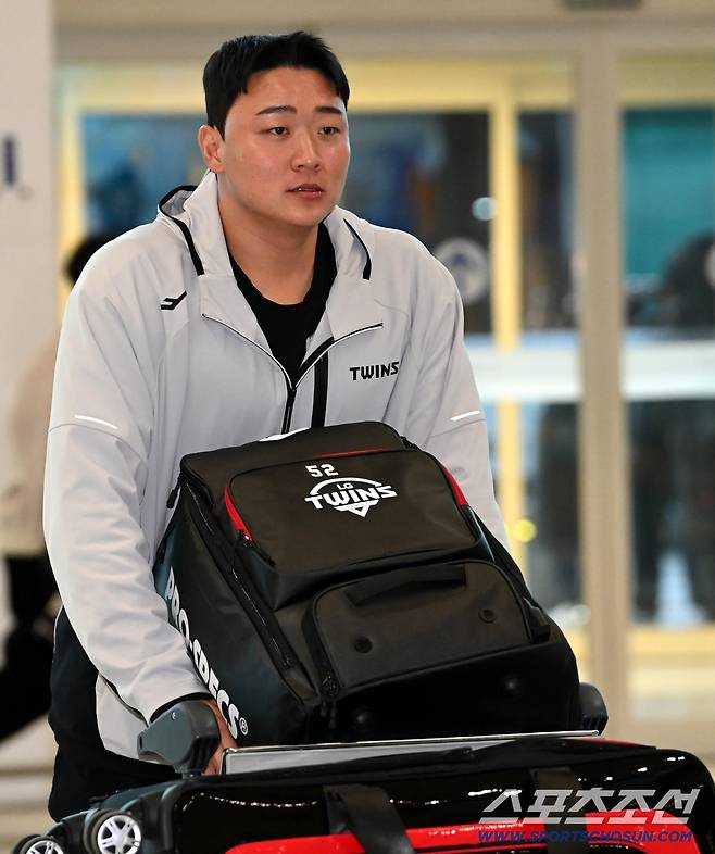 LG 트윈스 선수단이 23일 인천공항을 통해 전지훈련지인 미국 애리조나로 출국했다. 이재원이 출국장으로 들어서고 있다. 인천공항=허상욱 기자wook@sportschosun.com/2026.01.23/