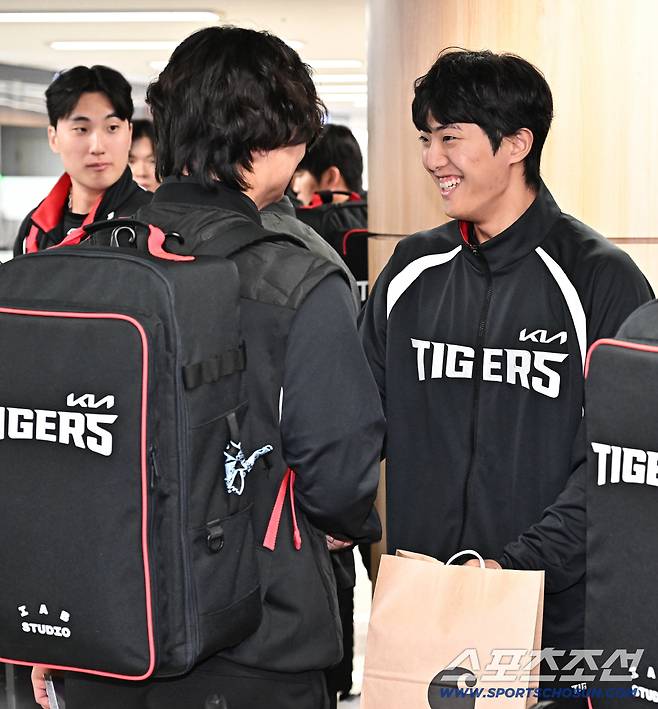 밝은 표정을 인사를 나누고 있는 KIA 곽도규, 이의리.