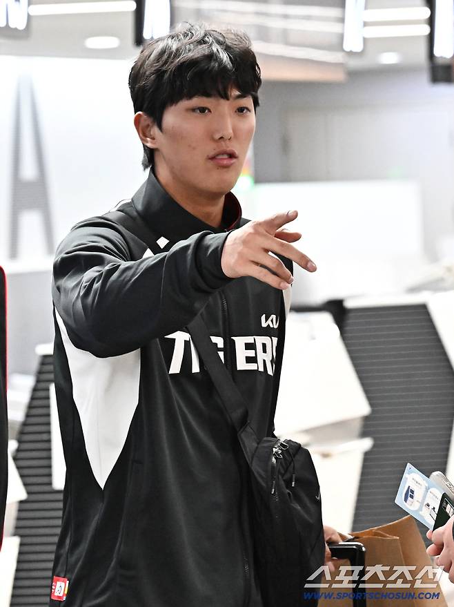 23일 오후 KIA 타이거즈 선수단이 김포공항을 통해 전지훈련이 열리는 일본으로 출국했다. 출국 준비하는 KIA 이의리. 김포공항=송정헌 기자songs@sportschosun.com/2026.01.23/