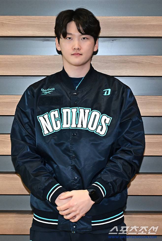 24일 오후 NC 다이노스 선수단이 인천공항을 통해 전지훈련이 열리는 미국으로 출국했다. 포즈를 취하고 있는 전사민. 인천공항=송정헌 기자songs@sportschosun.com/2026.01.24/