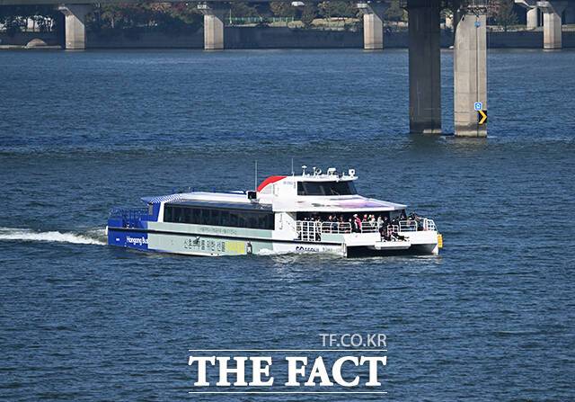 1월로 예정됐던 한강버스의 전 구간 운항 재개가 3월께로 미뤄졌다. /더팩트 DB