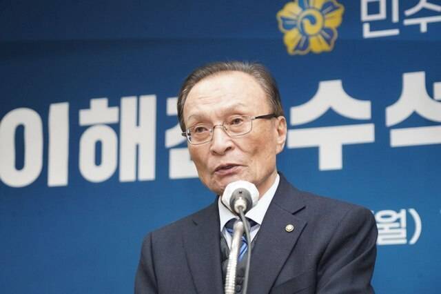 이해찬 민주평화통일자문회의 수석부의장이 베트남 출장 중 건강 악화로 현지에서 수술을 받은 뒤 안정을 되찾고 있는 것으로 24일 파악됐다. 이송 중 심정지가 발생하는 등 위급한 상황도 있었지만 현재는 어느정도 고비를 넘긴 것으로 전해진다. /통일부