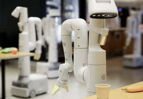 구글 딥마인드는 인공지능 제미나이와 연결된 로봇 시설로 자동화한 과학 연구소를 구상하고 있다. 구글 딥마인드 홈페이지