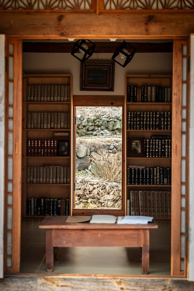 회문재 집필실 너머 돌담길이 그림처럼 걸린다. 시인은 "날씨가 좋을 땐 문을 활짝 열어 놓는다"고 했다. 툇마루에 앉아 누구나 쉬었다 갈 수 있다. / 이신영 영상미디어 기자