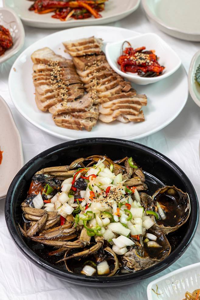 '섬진강댐 물문화관' 부근에 있는 '강남참게장'은 시인이 손님 방문 시 가는 한식 식당 중 하나다. 깔끔하고 정갈한 밥상도 좋지만, 창문 너머로 옥정호와 '마암초등학교'(옛 마암분교)가 보인다. 시인에게 마암분교는 교사로서 추억이 많은 곳이다. / 이신영 영상미디어 기자