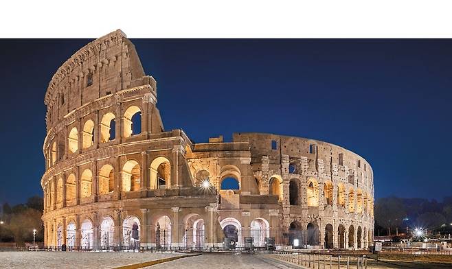 고대 로마 시대 콘크리트로 만든 원형 경기장인 콜로세움. 서기 72년 베스파시아누스 황제가 착공해 8년 뒤에 아들인 티투스 황제가 완공했다. 고대 로마인이 만든 콘크리트는 균열이 생겨도 스스로 복구되는 성질이 있어 2000년이 지난 지금도 원형을 유지하고 있다. /위키미디어 커먼스