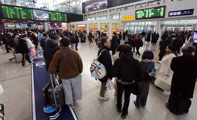 지난해 1월 28일 한국철도공사(코레일)가 전국적인 폭설과 한파로 인한 안전 확보를 위해  경부고속선과 호남고속선, 강릉선, 중앙선의 KTX를 감속운행 중이라고 밝혔다. 이날 서울역이 귀성 인파로 북적였다 . /연합뉴스
