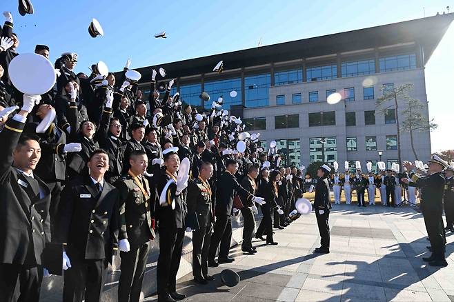 지난해 11월 군사관학교 연병장에서 열린 제139기 해군·해병대 사관후보생 수료 및 임관식에서 신임 장교들이 정모를 하늘 위로 던지며 임관을 축하하고 있다. / 해군