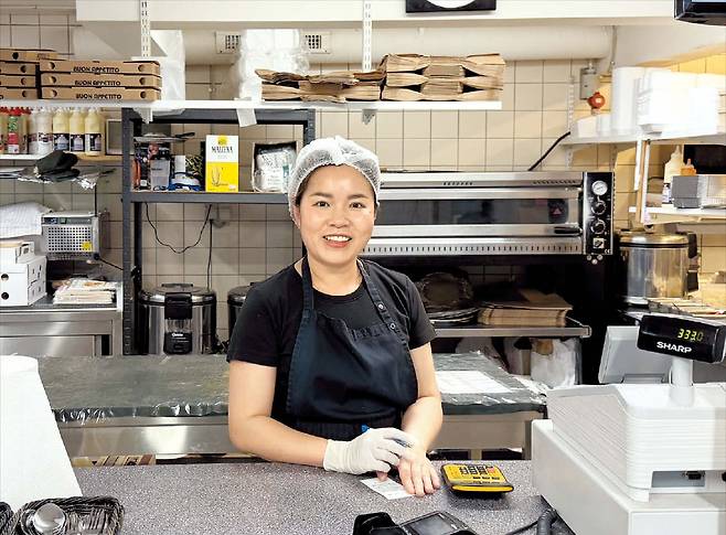 운전 기사들의 단골 식당 사장님  22일 그린란드 누크의 포장·배달 전문 음식점 ‘니니 테이크어웨이’에서 만난 주인 나린. 이야기를 나누는 사이 건설 작업자, 운전 기사 등 주민들이 가게를 오갔다./원선우 특파원