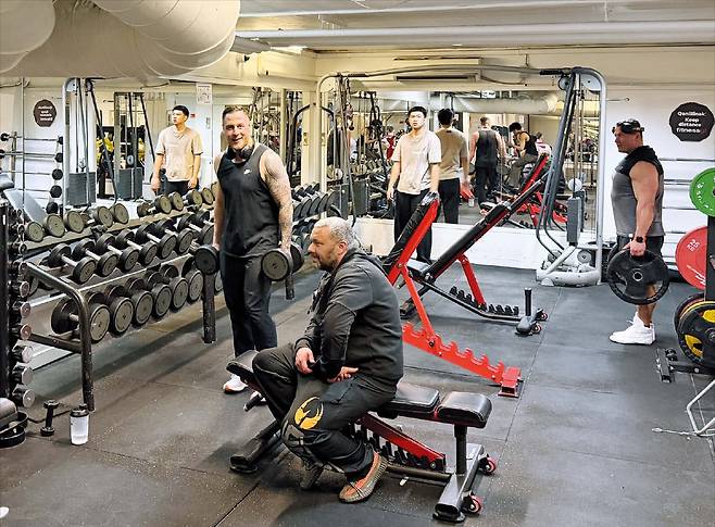 밤이 무려 19시간, 실내운동 인기  22일 그린란드 누크의 한 헬스장에서 회원들이 운동을 하고 있다. 낮이 5시간밖에 안 되는 그린란드의 겨울을 보내는 주민들은 실내 운동으로 스트레스를 푼다./원선우 특파원