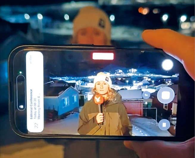 갑작스럽게 그린란드로 날아온 각국 취재진은 초면이지만 서로를 돕고 있다. 22일 애나벨 그로스먼 영국 인디펜던트 기자가 마이크를 들고 보도하는 장면을 본지 기자가 촬영해주고 있다./원선우 특파원