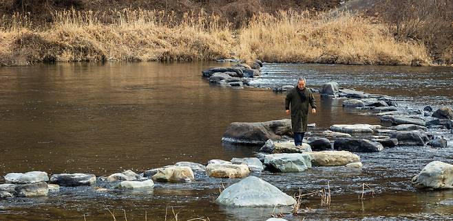 전북 임실 덕치면 장암리 진메마을에 사는 '섬진강 시인' 김용택은 "추운 겨울에도 별일 없이 살고 있다"고 했다. 섬진강 징검다리를 건너다 수달의 배설물을 밟을 뻔 하고, 우연히 날아든 귀한 철새 호사비오리와 눈 마주치며 별일 없이 그렇게. / 이신영 영상미디어 기자