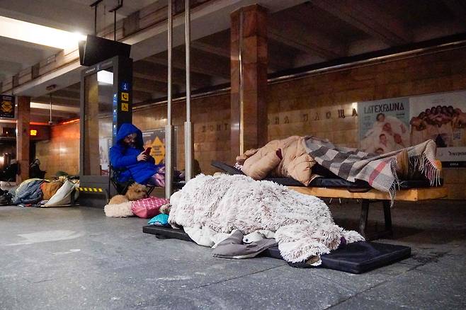 24일 러시아 우크라이나 수도 키이우 공습 도중 주민들이 인근 지하철역에 대피해 있는 모습. /AFP 연합뉴스