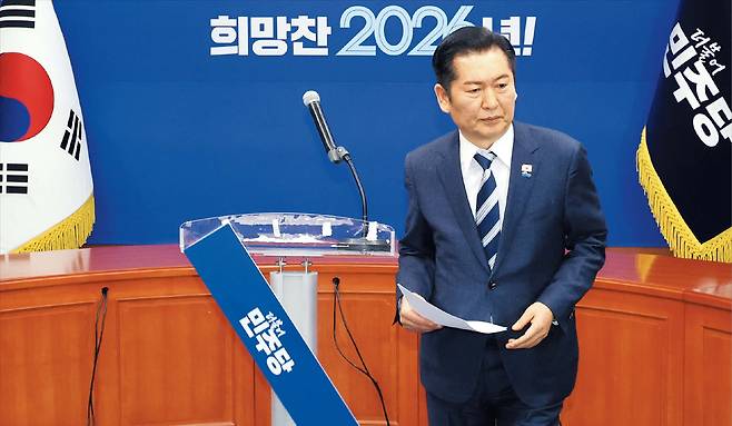 뉴시스 鄭 긴급회견 뒤 떨어진 ‘민주당 명패’  정청래 더불어민주당 대표가 22일 국회에서 조국혁신당에 합당을 제안하는 긴급 기자회견을 마치고 퇴장하고 있다. 공교롭게도 정 대표가 퇴장하는 순간 연단에 달아놓은 더불어민주당 간판이 떨어졌다.