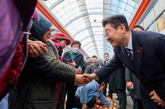 이재명 대통령이 23일 울산 울주군 남창옹기종기시장을 찾아 시민들과 인사를 나누고 있다. /청와대 뉴스1