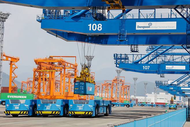 부산항 신항 7부두 동원글로벌터미널부산(DGT) 자동화 운영 과정. /동원글로벌터미널부산(DGT) 제공