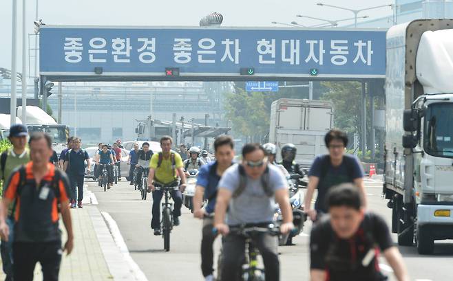 2016년 9월 27일 오후 현대자동차 부분파업에 동참한 노조원들이 울산시 북구 현대자동차 명촌정문에서 조기 퇴근을 하고 있다. /조선DB