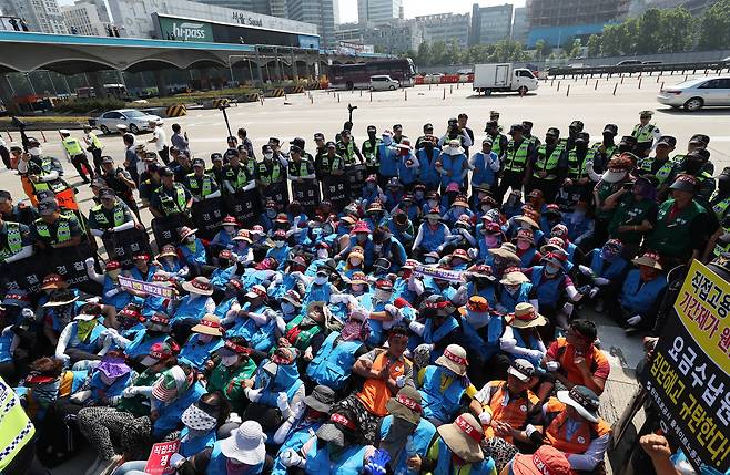 한국도로공사에 직접 고용을 요구하며 시위를 이어온 요금수납원 노조원들이 2019년 7월4일 오전 경기도 성남시 경부고속도로 부산 방향 서울 톨게이트 진출입로 일부를 점거하고 농성을 하고 있다. /조선DB