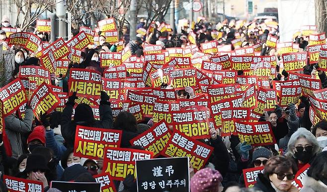 지난 17일 서울 영등포구 국회 인근에서 열린 국민의힘 한동훈 전 대표의 제명 취소 촉구 집회에서 참가자들이 손팻말을 들고 있다. 연합뉴스