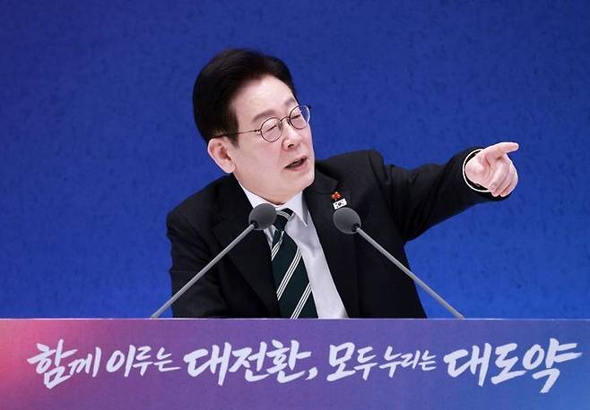 이재명 대통령이 21일 청와대 영빈관에서 열린 2026년 신년 기자회견에서 질문자를 선정하고 있다. ⓒ뉴시스