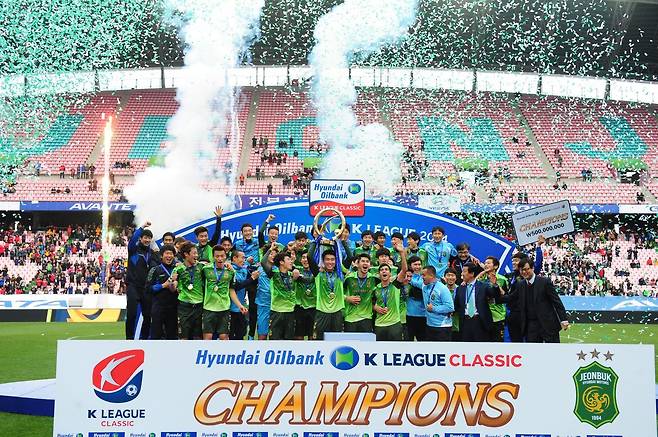 험멜코리아는 프로축구 ‘최강’ 전북 현대도 후원했다. 2007년부터 험멜 유니폼을 입은 전북 현대는 2009년과 2011년, 2014년 K리그 정상에 올랐다. 험멜코리아 제공