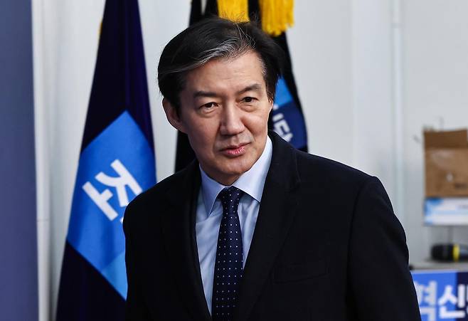 조국 조국혁신당 대표가 24일 서울 여의도 국회에서 열린 의원총회 회의실에 들어서고 있다.  조국혁신당은 이날 의총에서 정청래 더불어민주당 대표가 제안한 합당론에 대해 논의할 예정이다. 2026.1.24. 서울=뉴스1