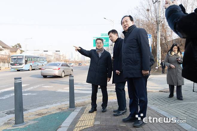 김동연 경기지사(왼쪽)가 이권재 오산시장(왼쪽 세 번째)과 함께 23일 외삼미동 북오산IC를 찾아 상습 교통 정체 구간을 점검 했다.