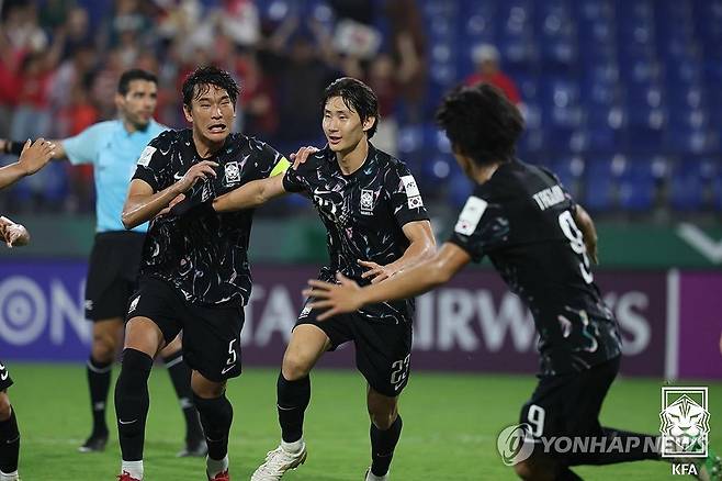 10명 베트남에 슈팅 32번, 득점은 2골뿐…결정력 실종에 멈춘 이민성호