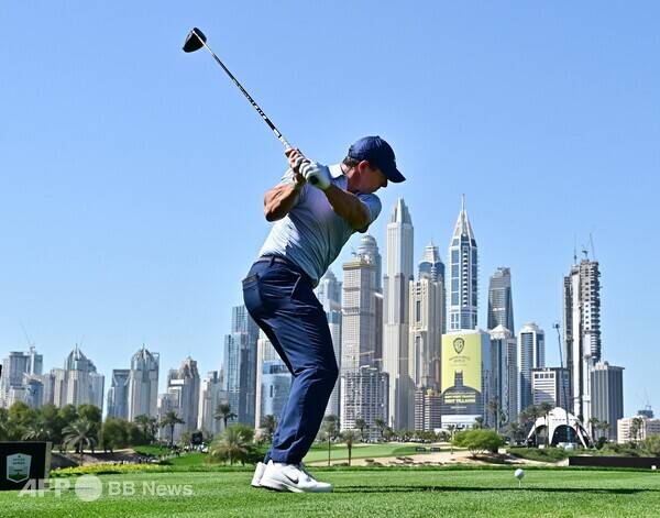 2026년 DP월드투어 히어로 두바이 데저트 클래식에 출전한 로리 맥길로이(북아일랜드)가 티샷을 하는 모습이다. 사진제공=ⓒAFPBBNews = News1 (사진을 무단으로 사용하지 마십시오.)