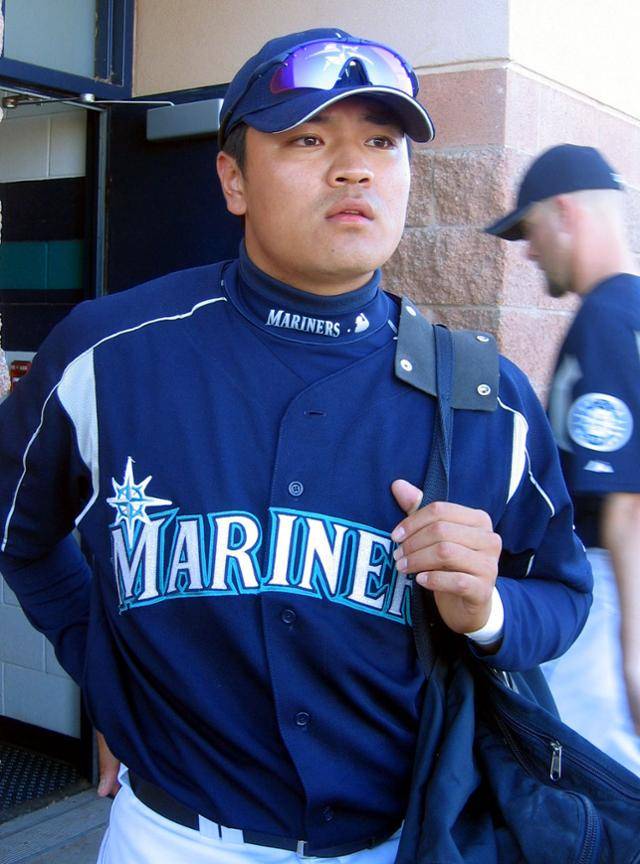 시애틀 시절 추신수가 2005년 3월 7일 미국 애리조나주 피오리아에서 열리는 밀워키와의 시범경기에 결장한 이유를 설명하고 있다. 피오리아=연합뉴스